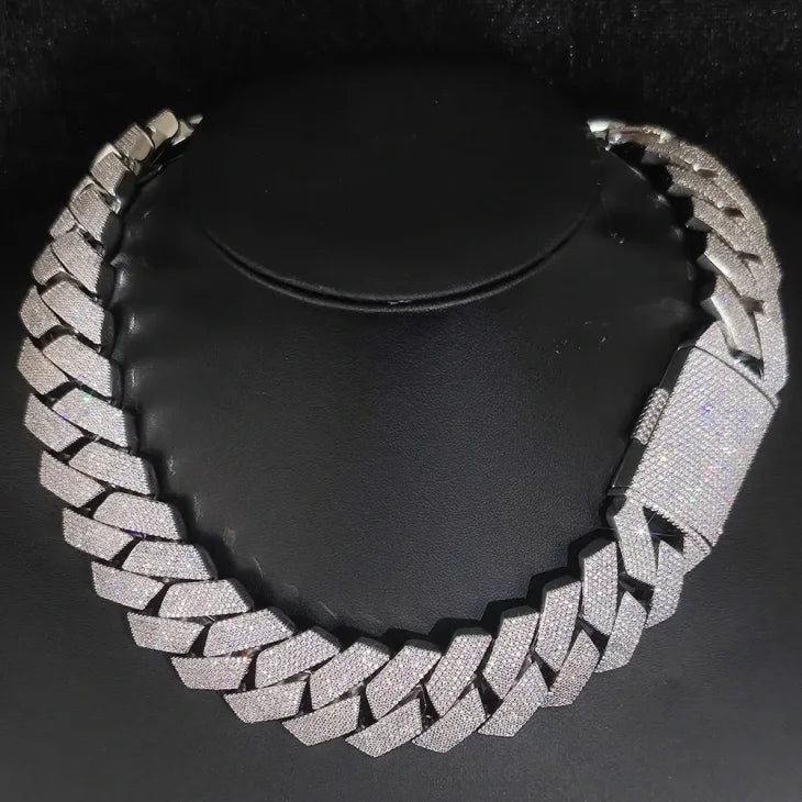 Cadena Cubana diamantada gruesa con eslabones cubanos puntiagudos estilo cadena de cantante de trap y reggaeton