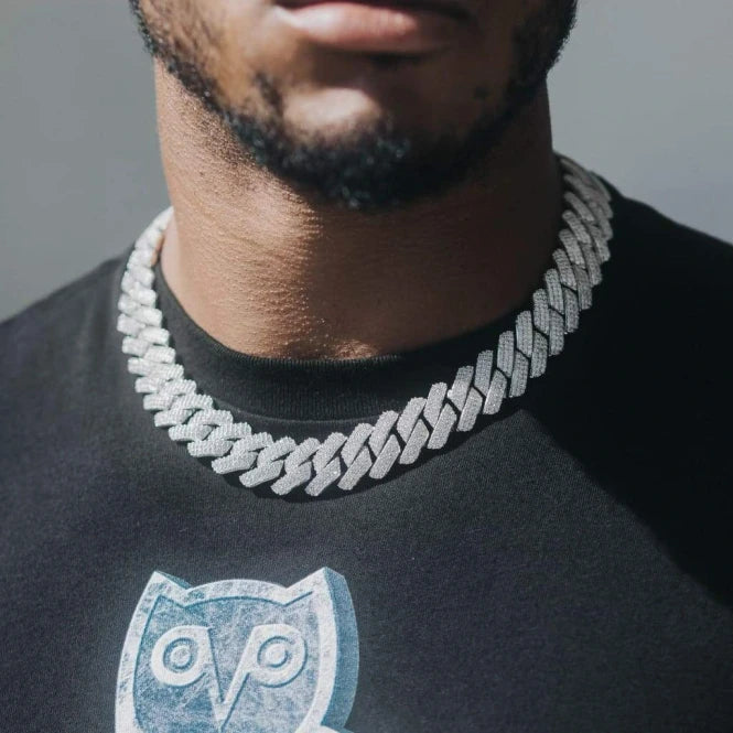 Cadena cubana diamantada bañada en oro inspirada en las cadenas que llevan los cantantes de trap y reggaeton actuales.