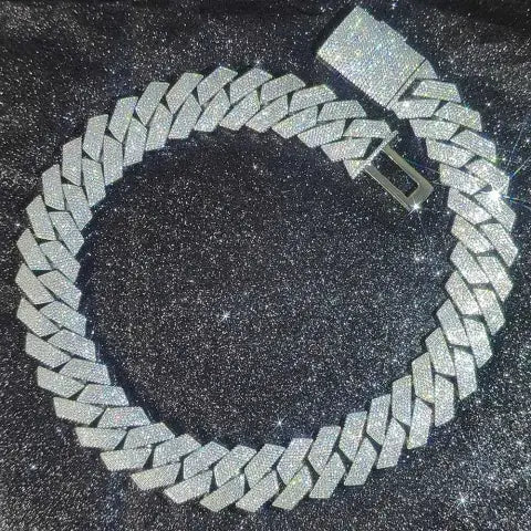 Cadena Cubana diamantada gruesa con eslabones cubanos puntiagudos estilo cadena de cantante de trap y reggaeton