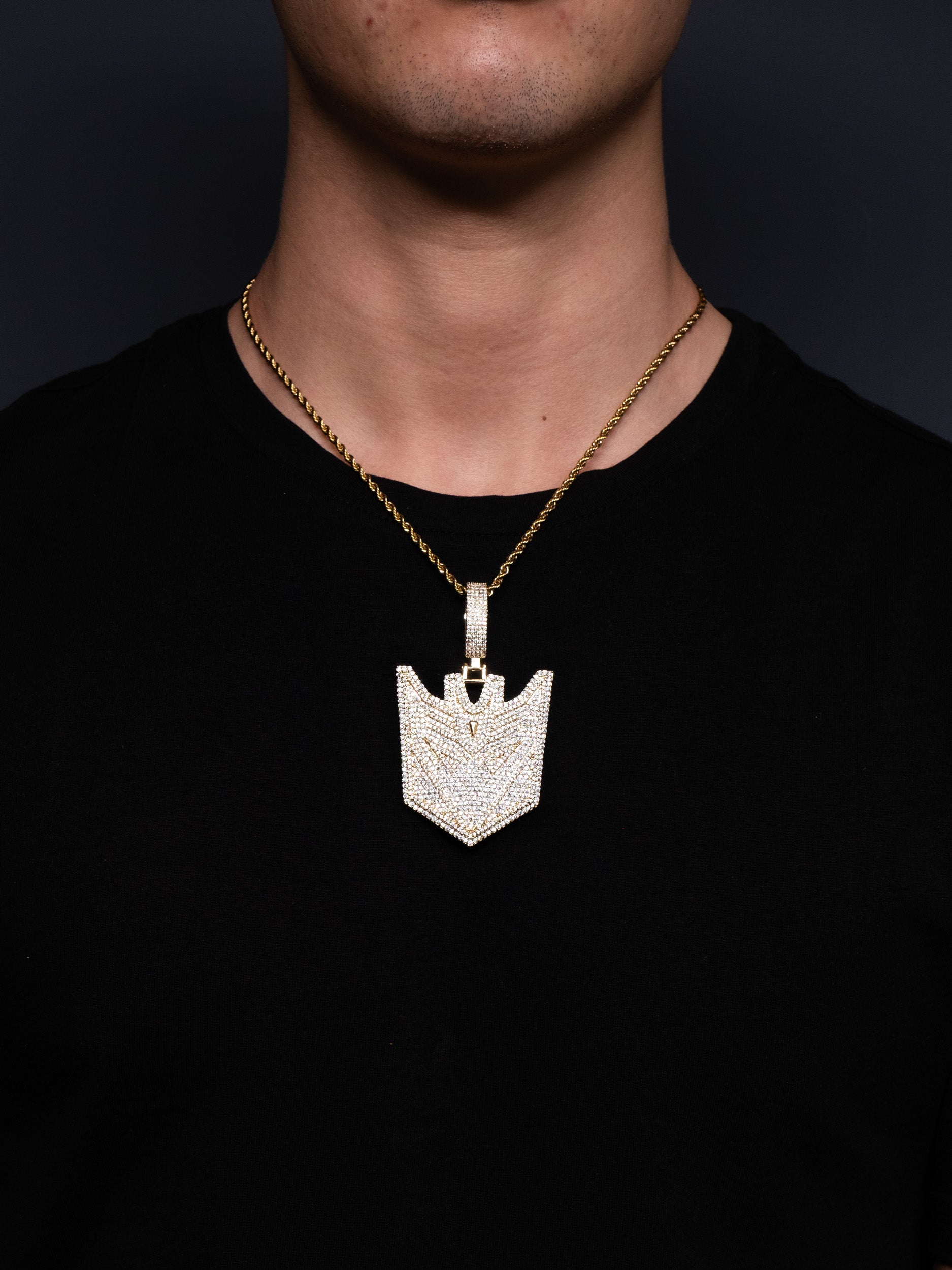 Colgante MEGATRON de Young Chimi en oro y diamantes barato para hombre estilo iced out VVS, de Street Chains y también lo tiene Ice Baby. Cadena incluída de gran calidad.