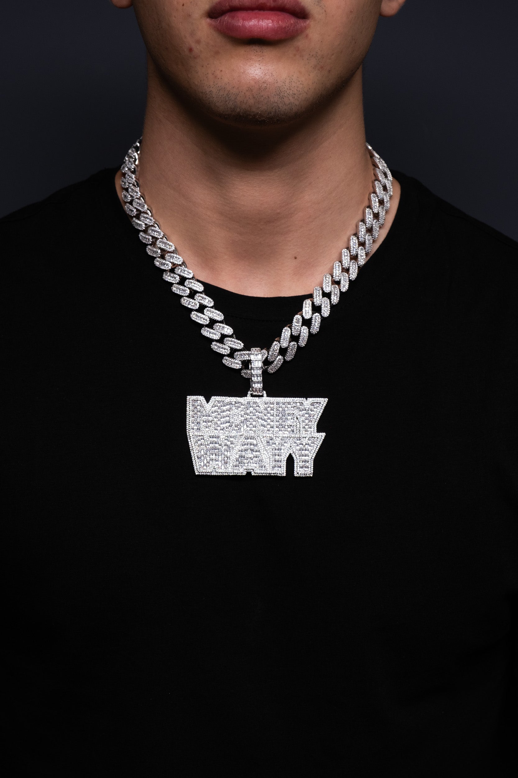 Colgante de young chimi moneywayy con cadena incluída. Pieza de joyería para hombre en oro blanco y diamantes de la marca Street Chains, que también tiene Ice Baby.