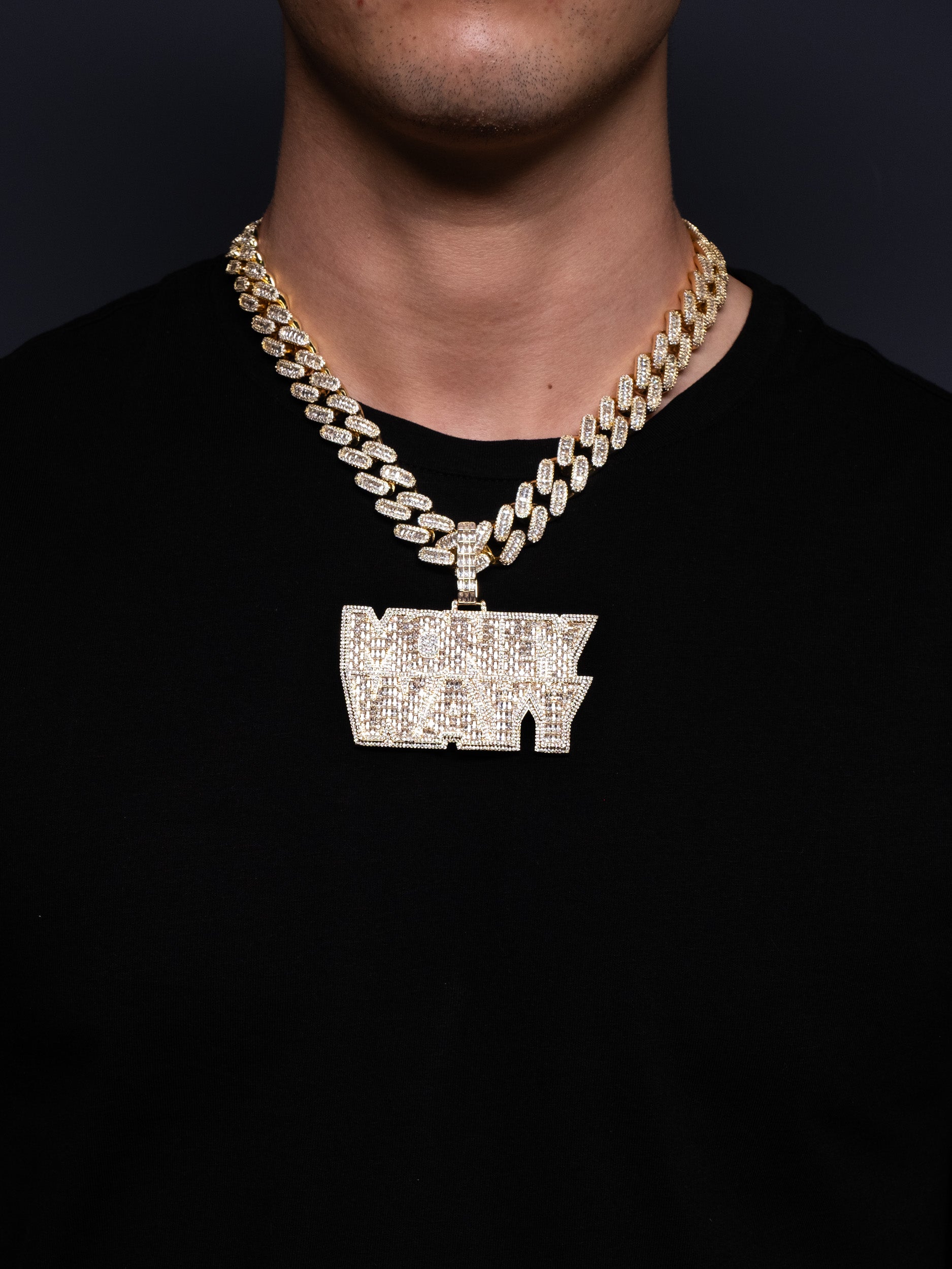 Colgante MONEY WAYY de Youn Chimi en oro y diamantes barato para hombre estilo iced out VVS, de Street Chains y también lo tiene Ice Baby. Cadena incluída de gran calidad.