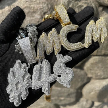 Colgante de diamantes y oro personalizado en letras grandes para hombre con estilo urbano.