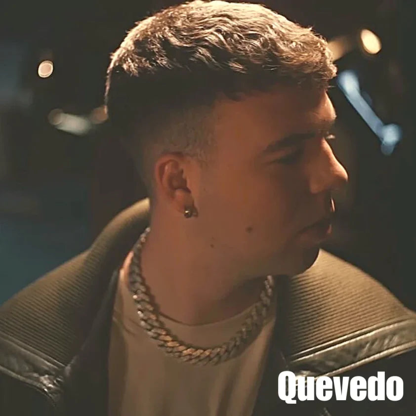 Quevedo con su cadena cubana diamantada de Street Chains.