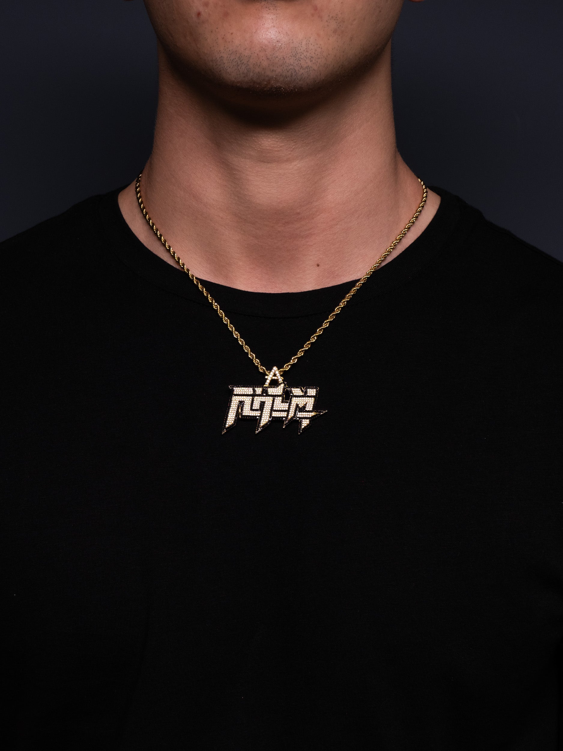 Colgante RHLM de ANUEL en oro y diamantes barato para hombre estilo iced out VVS, de Street Chains y también lo tiene Ice Baby. Cadena incluída de alta calidad.