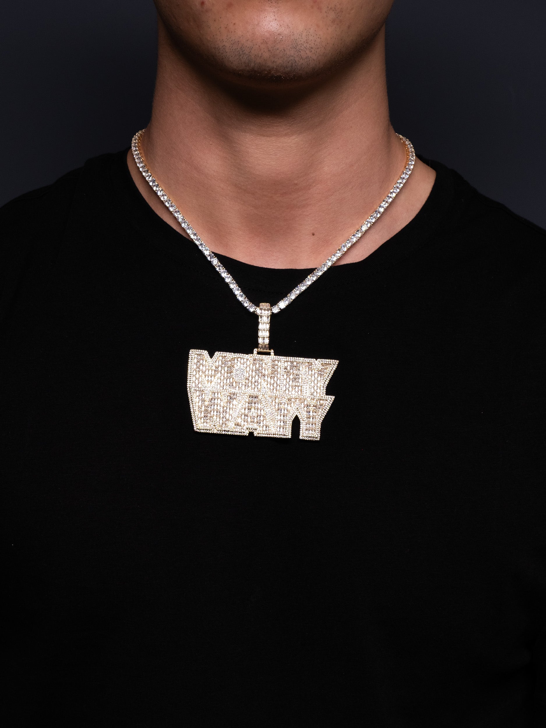 Colgante MONEY WAYY de Youn Chimi en oro y diamantes barato para hombre estilo iced out VVS, de Street Chains y también lo tiene Ice Baby. Cadena incluída de gran calidad.