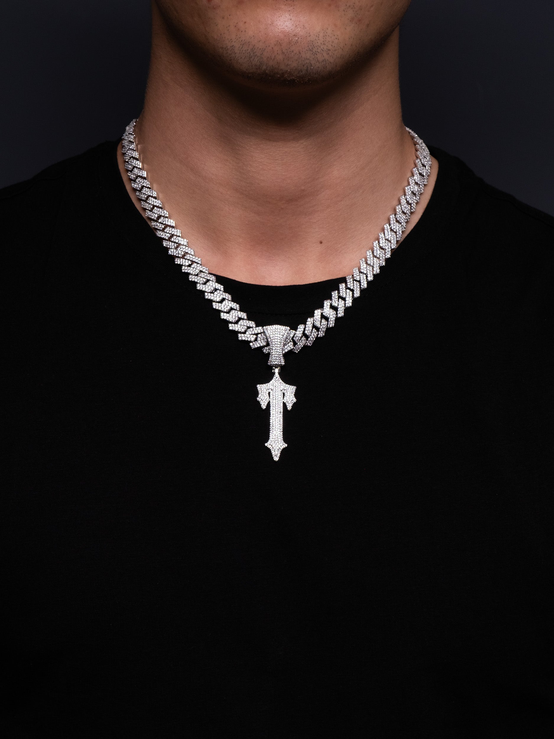 Colgante Trapstar en diamantes, el mismo que lleva central cee en oro blanco y diamantes de imitación.