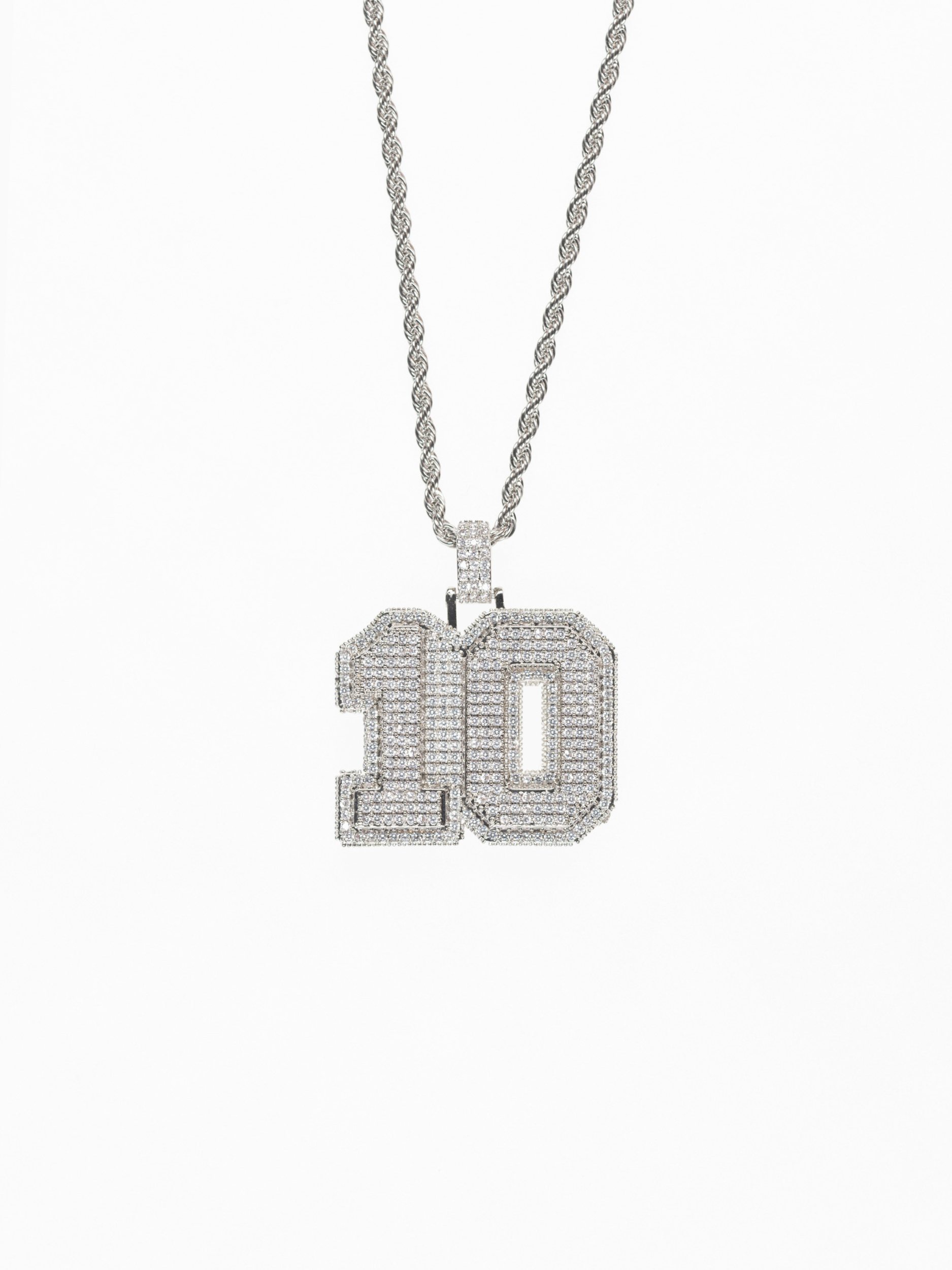 Colgante con el número 10 en diamantes y oro blanco, la misma que lleva Lamine Yamal, el jugador de fútbol. Con cordón salomónico o cadena tennis incluída.