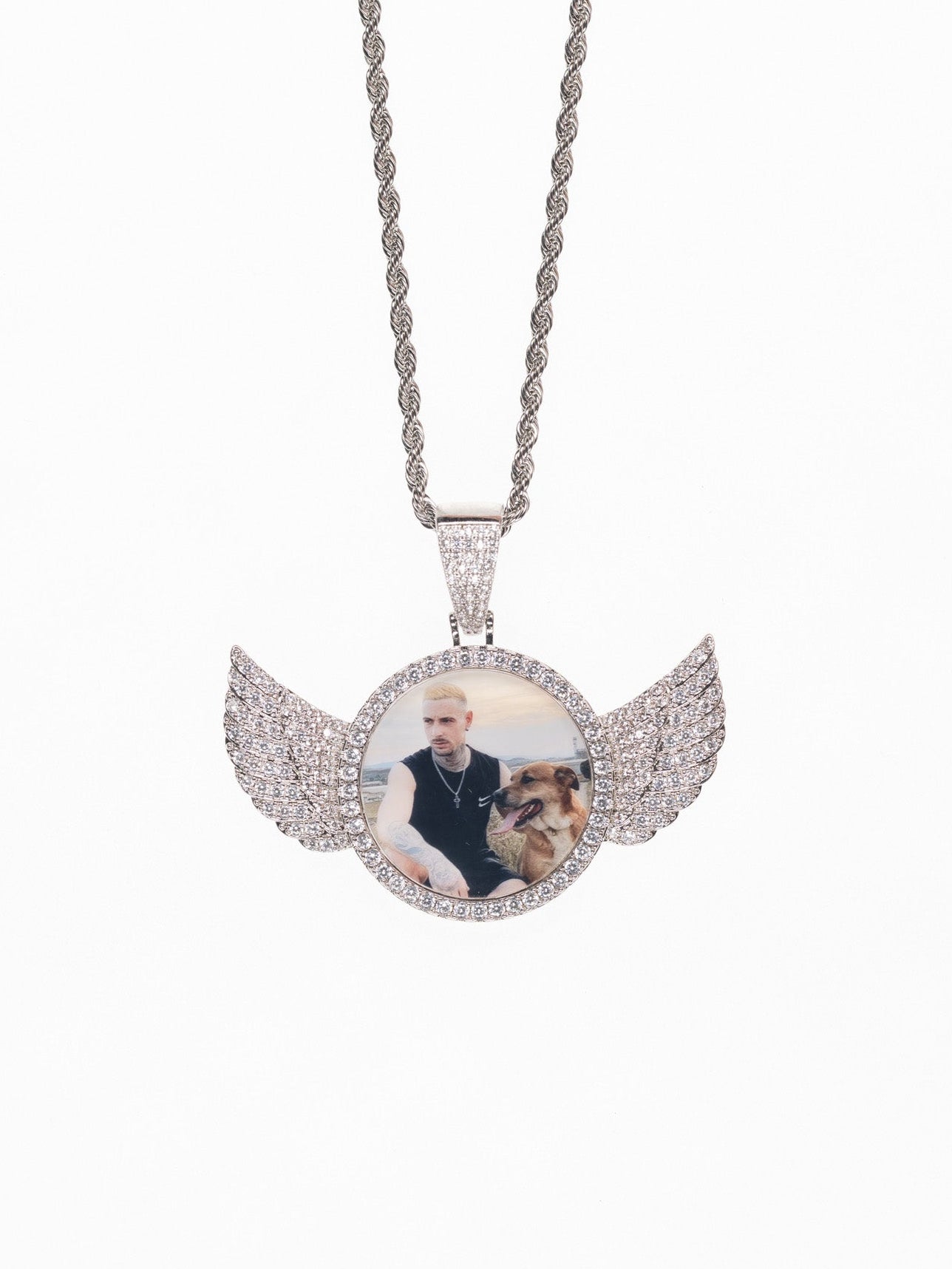 Colgante diamantado con foto personalizada y alas en oro blanco y con cordón incluído de Street Chains