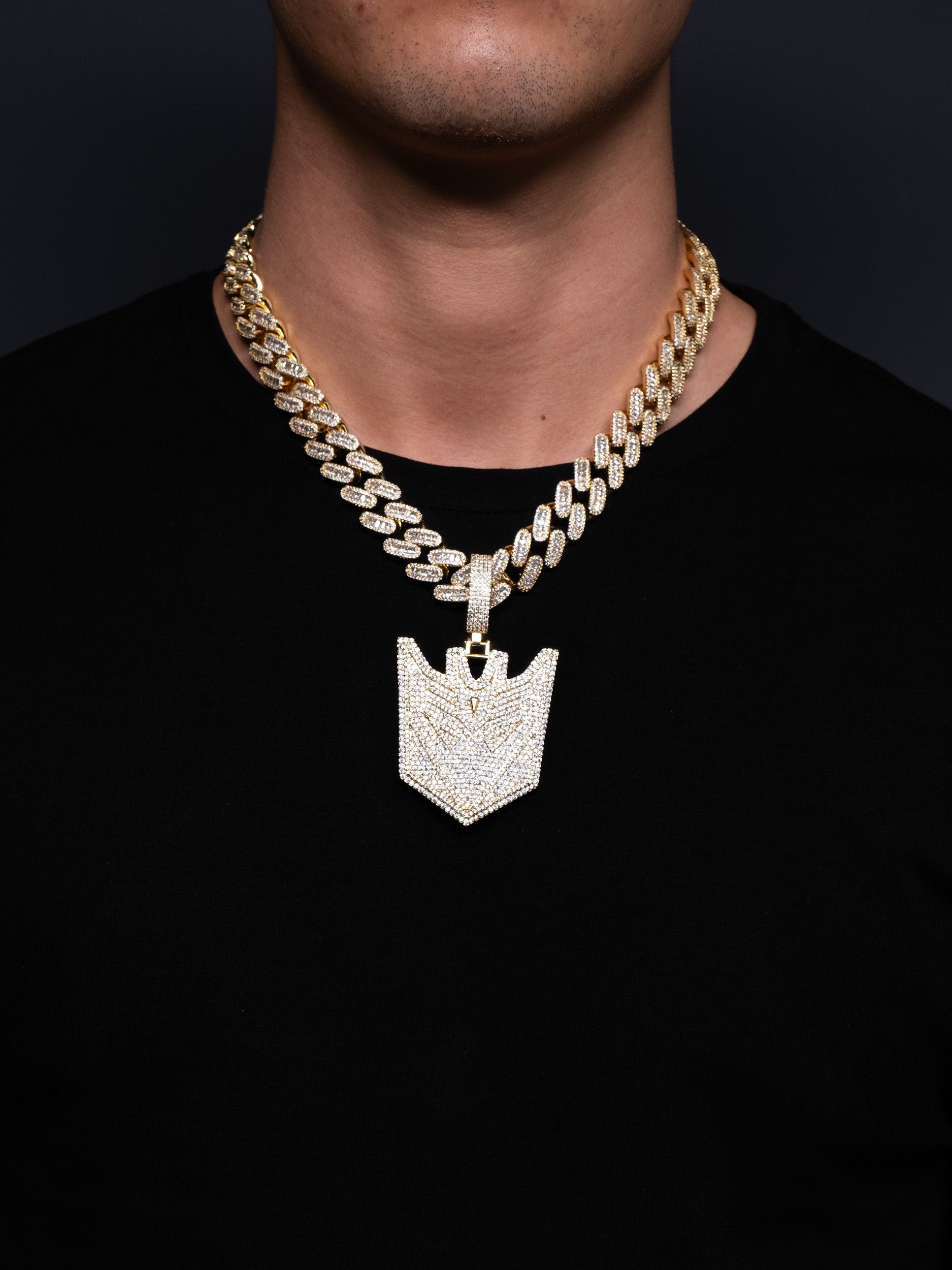 Colgante MEGATRON de Young Chimi en oro y diamantes barato para hombre estilo iced out VVS, de Street Chains y también lo tiene Ice Baby. Cadena incluída de gran calidad.