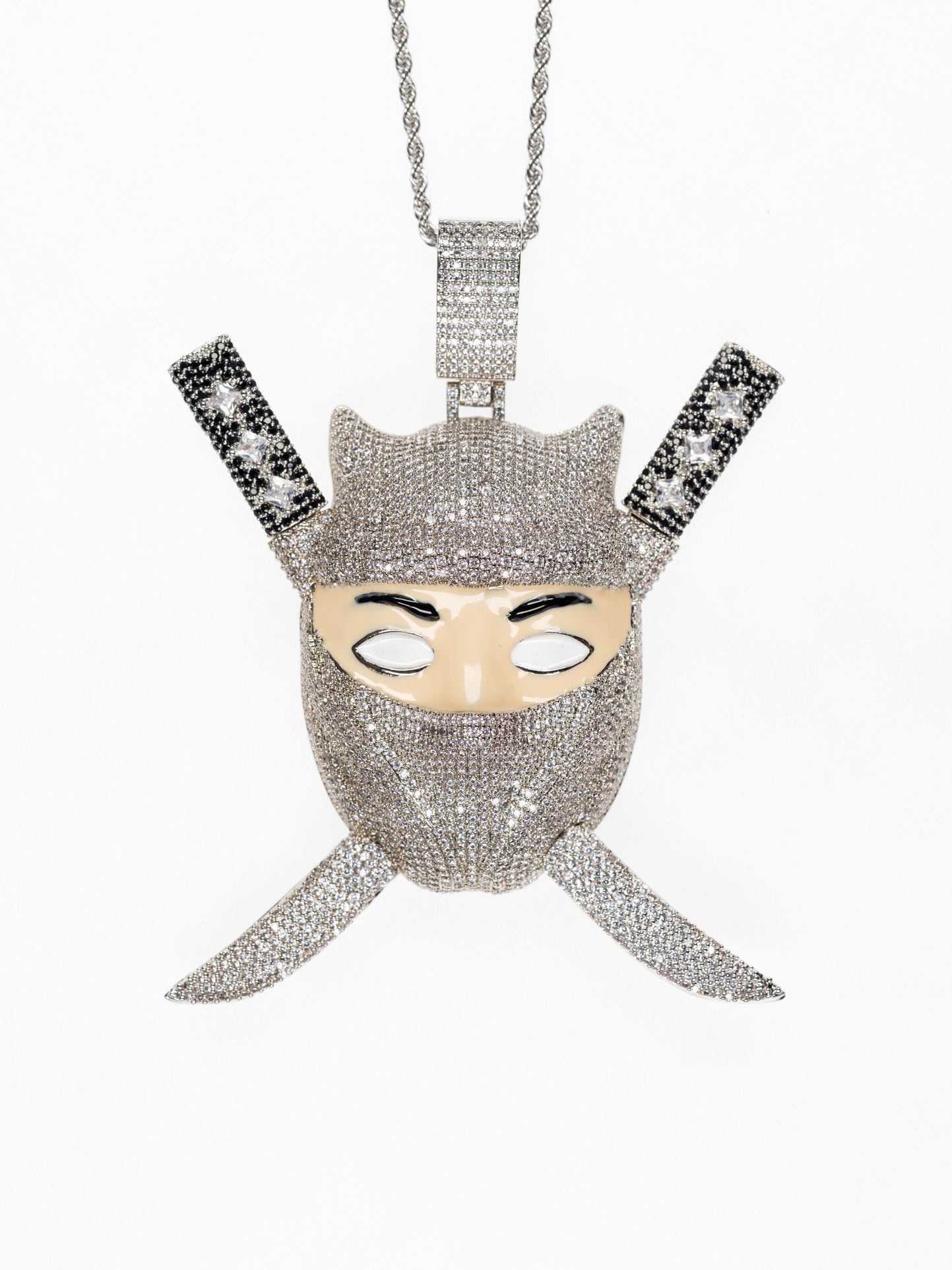 Colgante ninja con catanas en oro blanco y diamantes moissantita VVS igual que la que lleva Young Chimi el cantante de trap, que también se puede encontrar en Ice Baby.