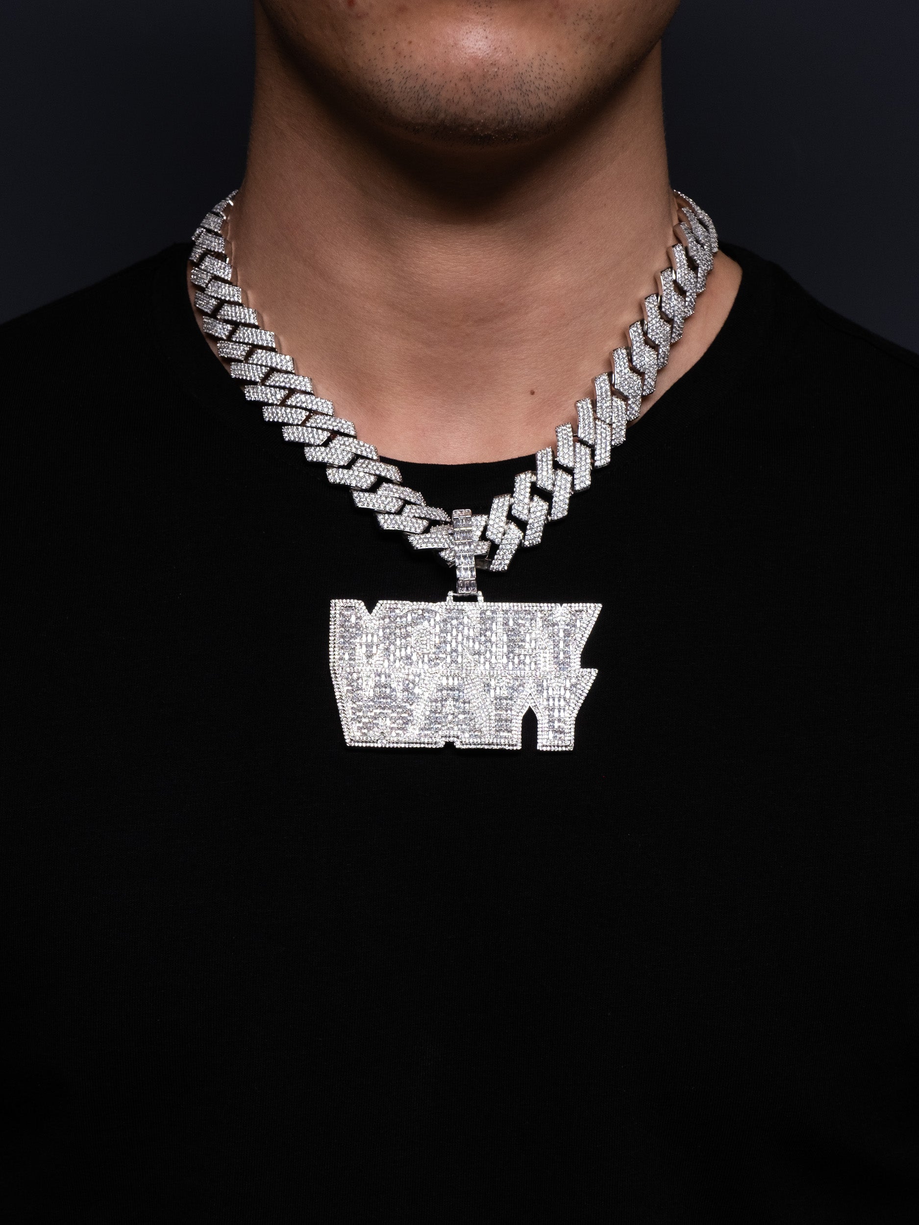 Colgante de young chimi moneywayy con cadena incluída. Pieza de joyería para hombre en oro blanco y diamantes de la marca Street Chains, que también tiene Ice Baby.