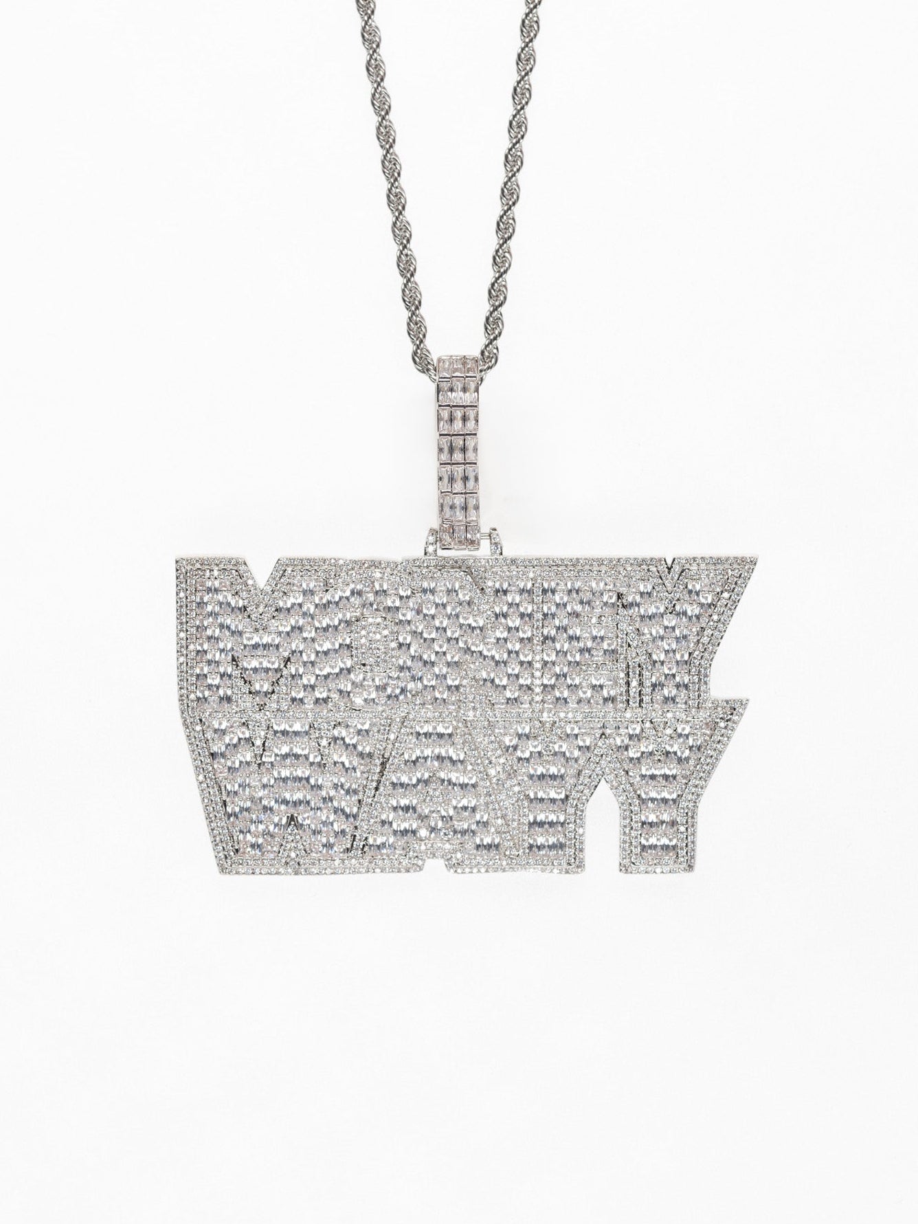 Colgante de young chimi llamado MONEY WAYY con cadena incluída. Pieza de joyería para hombre en oro blanco y diamantes de la marca Street Chains, que también tiene Ice Baby.