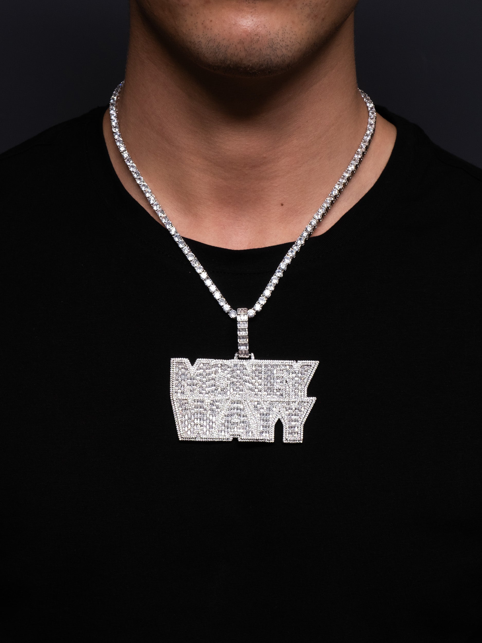 Colgante de young chimi moneywayy con cadena incluída. Pieza de joyería para hombre en oro blanco y diamantes de la marca Street Chains, que también tiene Ice Baby.
