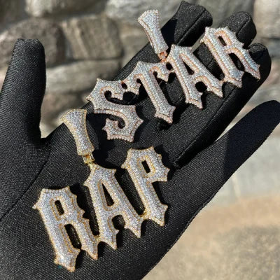 Colgante personalizado con nombre en oro y piedras brillantes estilo iced out
