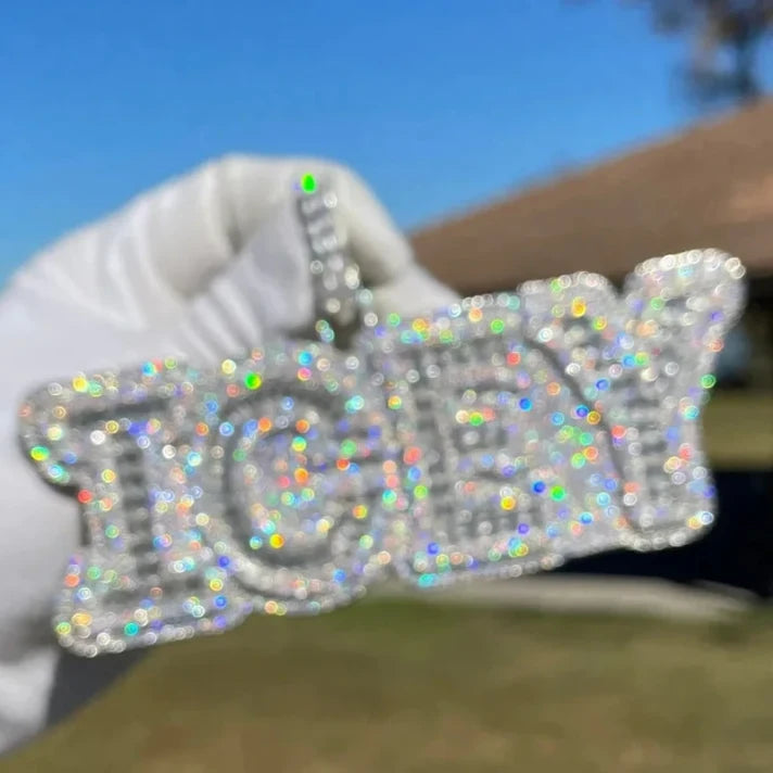 Colgante personalizado con nombre en oro y piedras brillantes grande estilo iced out para hombre