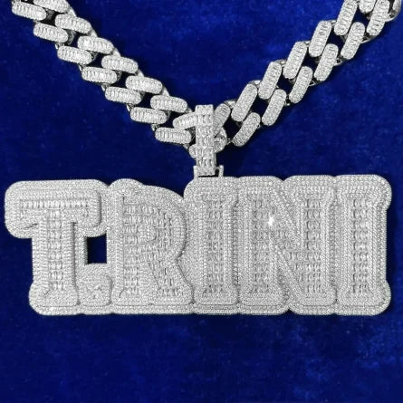 Colgante personalizado con nombre en oro y piedras brillantes estilo iced out