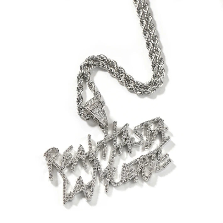 Cadena Real Hasta la Muerte de Anuel con colgante incluído para hombre o mujer bañado en oro repleto de diamantes.