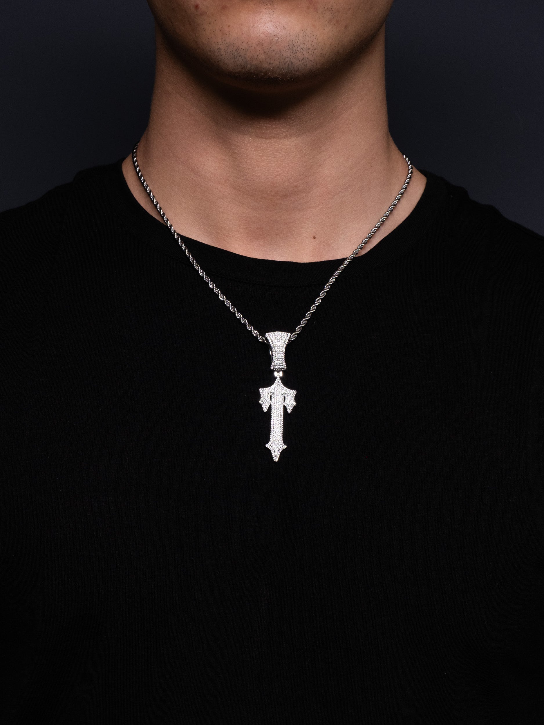 Colgante Trapstar en diamantes, el mismo que lleva central cee en oro blanco y diamantes de imitación.