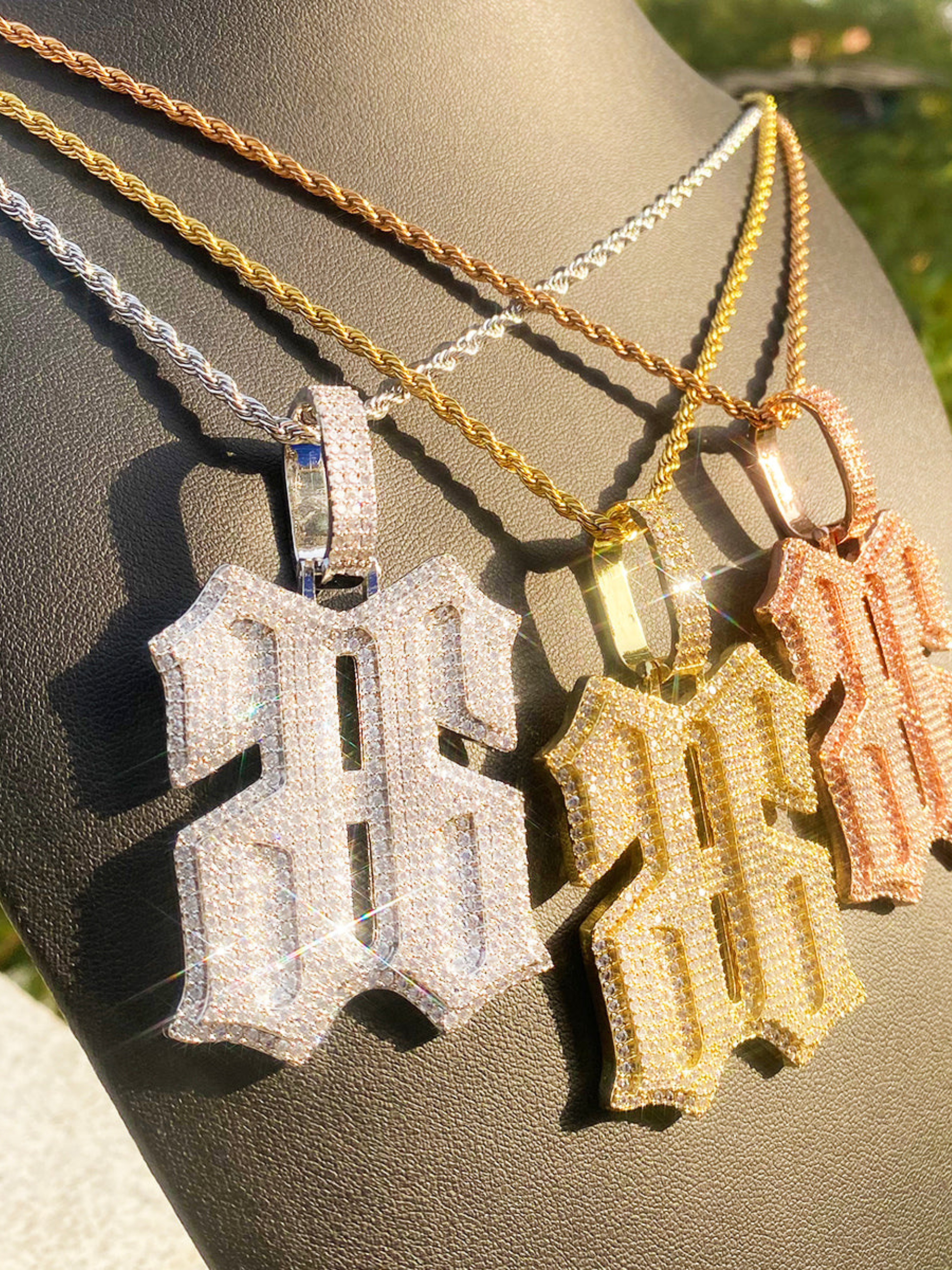 Colgante de diamantes barato de Hades 66 en oro blanco, que también tiene la marca Ice Baby. La empresa Street Chains es fiable y segura.