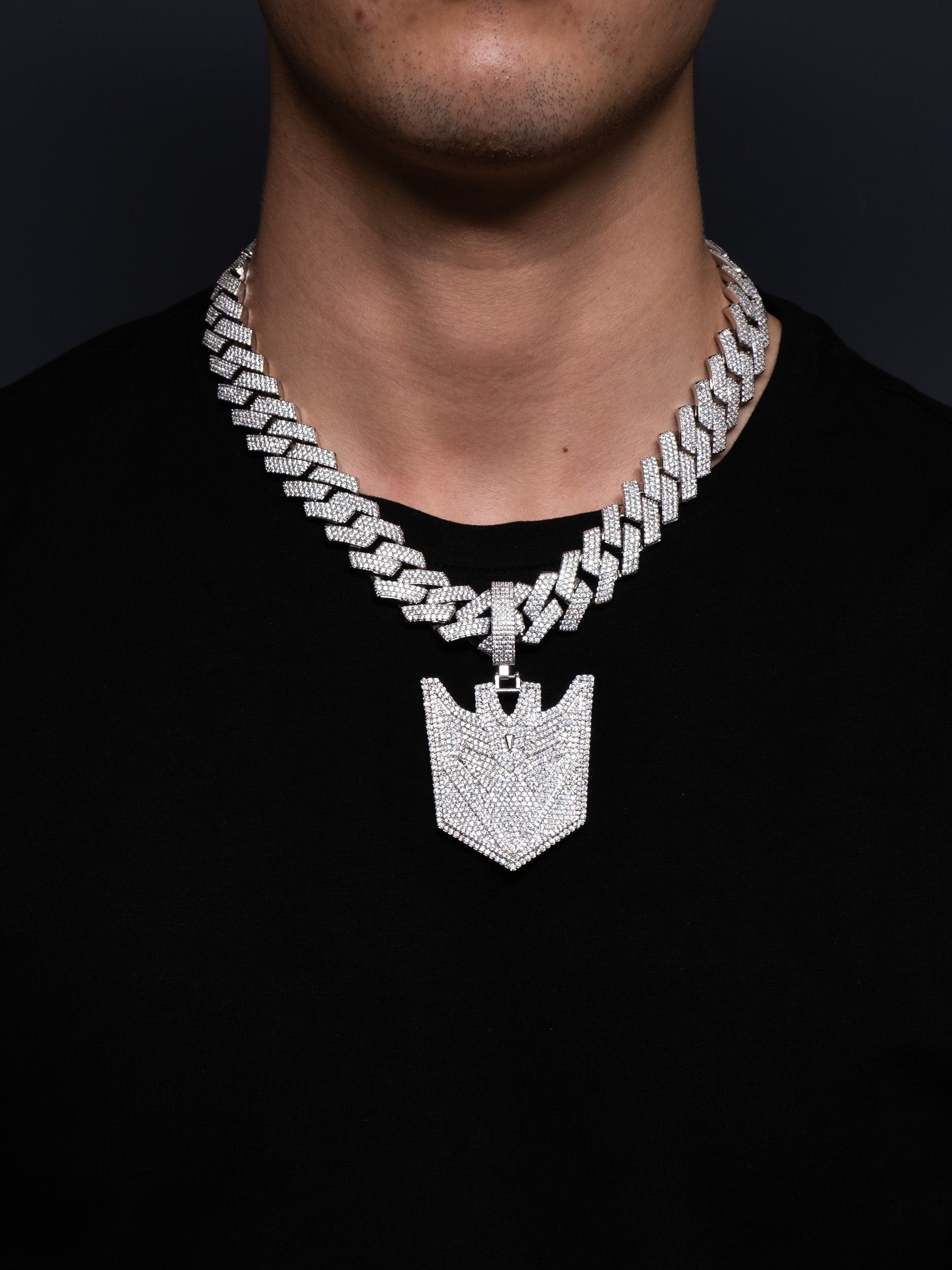 Colgante de young chimi llamado megatron con cadena incluída. Pieza de joyería para hombre en oro blanco y diamantes de la marca Street Chains, que también tiene Ice Baby.