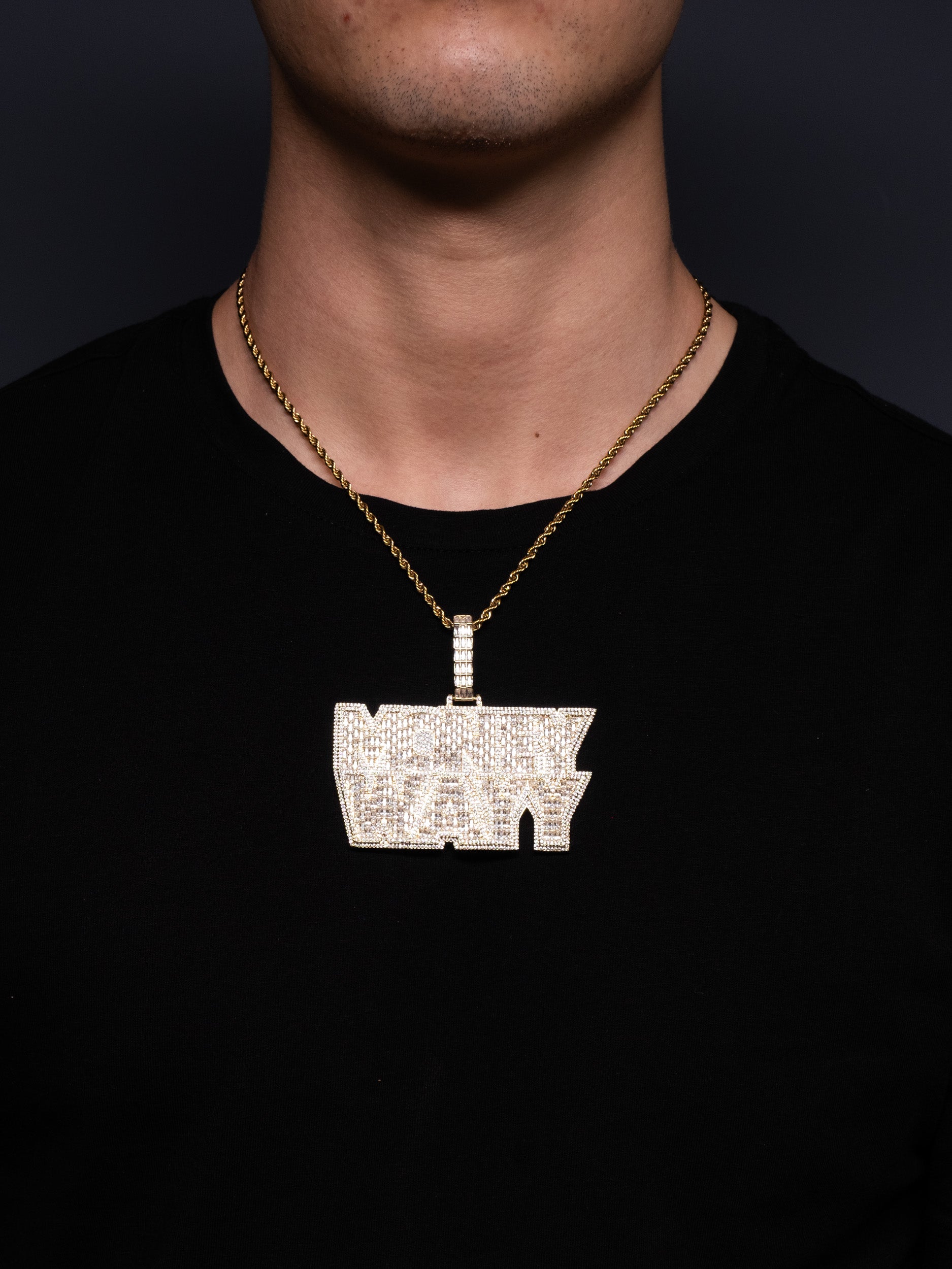 Colgante MONEY WAYY de Youn Chimi en oro y diamantes barato para hombre estilo iced out VVS, de Street Chains y también lo tiene Ice Baby. Cadena incluída de gran calidad.
