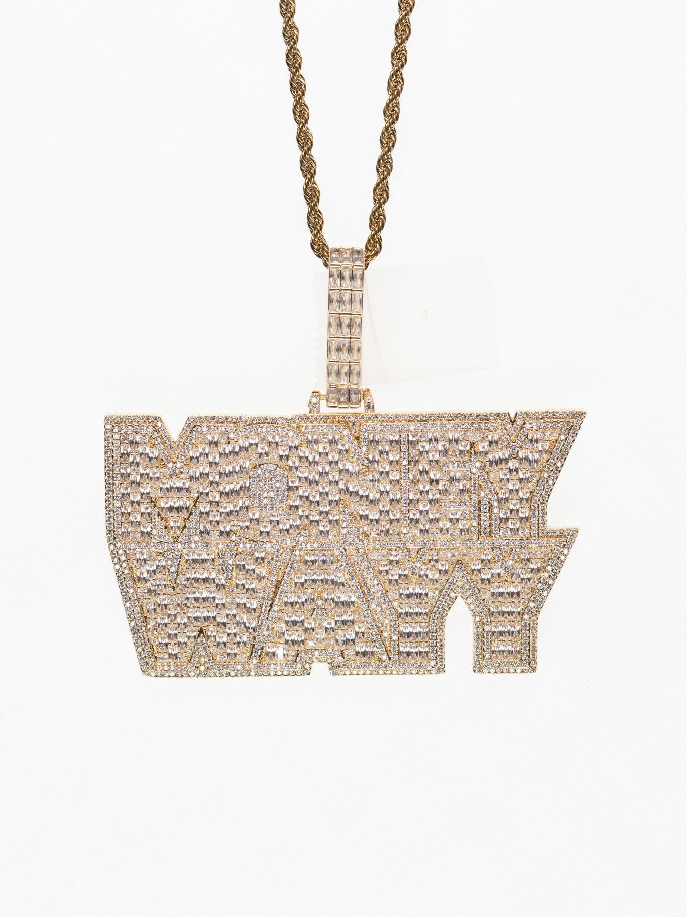 Colgante MONEY WAYY de Youn Chimi en oro y diamantes barato para hombre estilo iced out VVS, de Street Chains y también lo tiene Ice Baby. Cadena incluída de gran calidad.