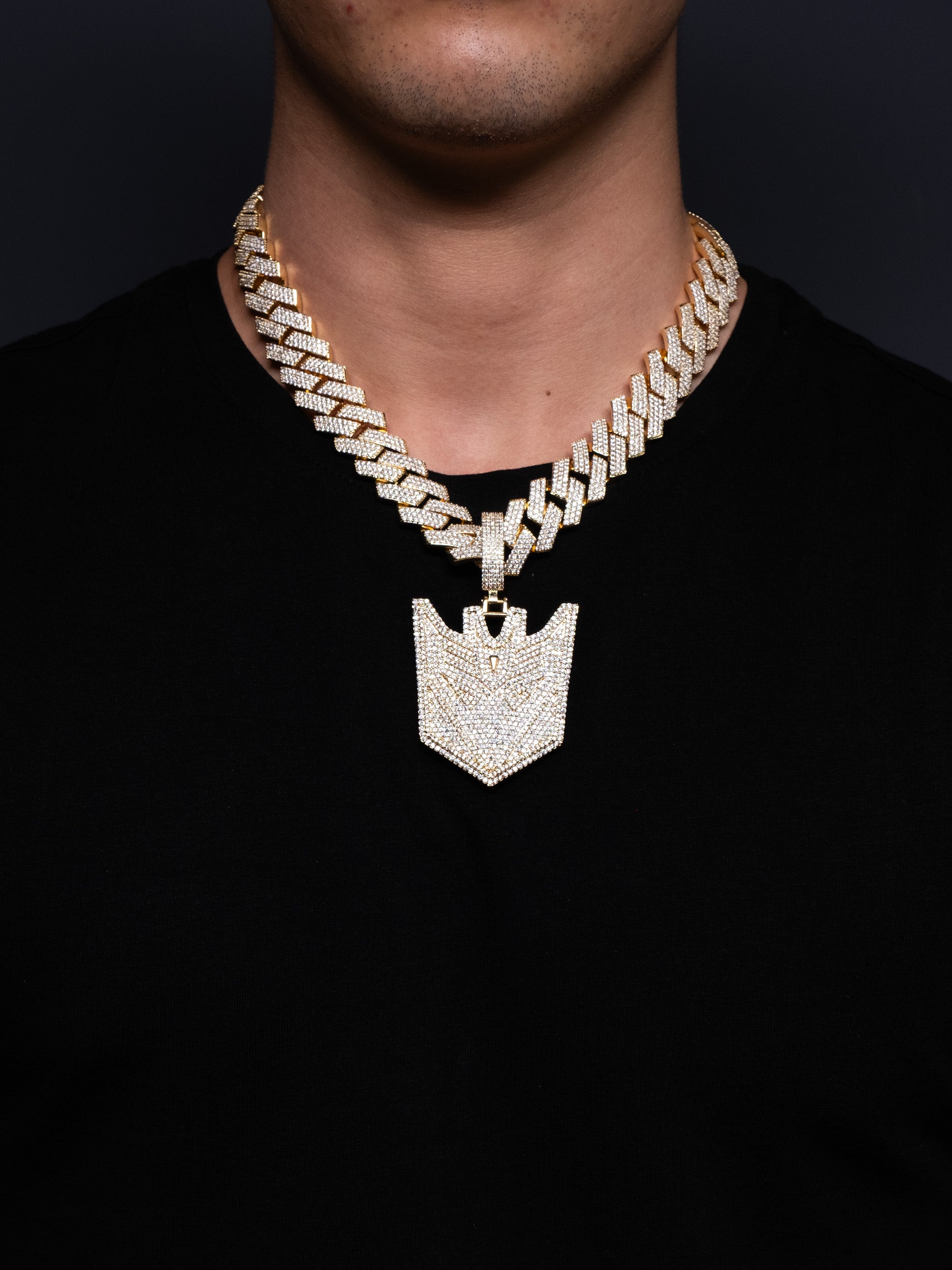 Colgante MEGATRON de Young Chimi en oro y diamantes barato para hombre estilo iced out VVS, de Street Chains y también lo tiene Ice Baby. Cadena incluída de gran calidad.