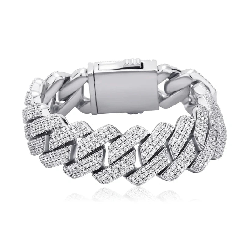 Pulsera cubana diamantada bañada en oro gruesa inspirada en las cadenas que llevan los cantantes de trap y reggaeton actuales.