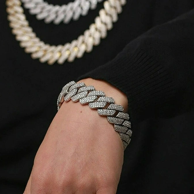 Pulsera cubana diamantada bañada en oro gruesa inspirada en las cadenas que llevan los cantantes de trap y reggaeton actuales.