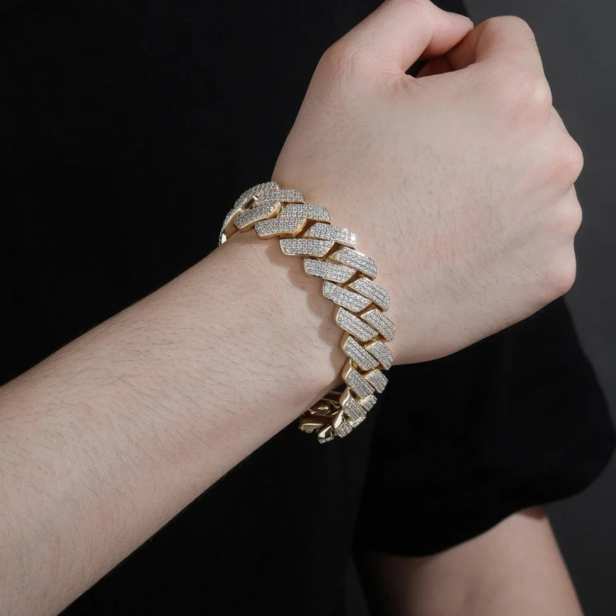 Pulsera cubana diamantada bañada en oro gruesa inspirada en las cadenas que llevan los cantantes de trap y reggaeton actuales.