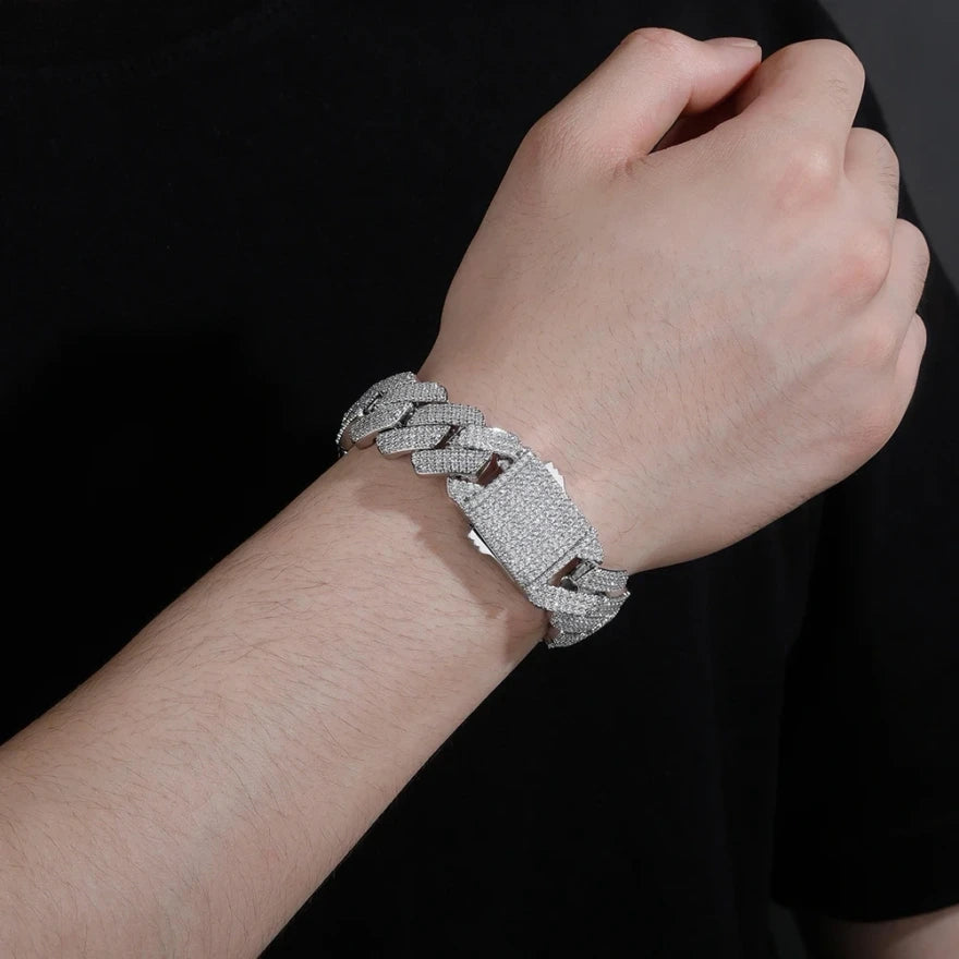 Pulsera cubana diamantada bañada en oro gruesa inspirada en las cadenas que llevan los cantantes de trap y reggaeton actuales.