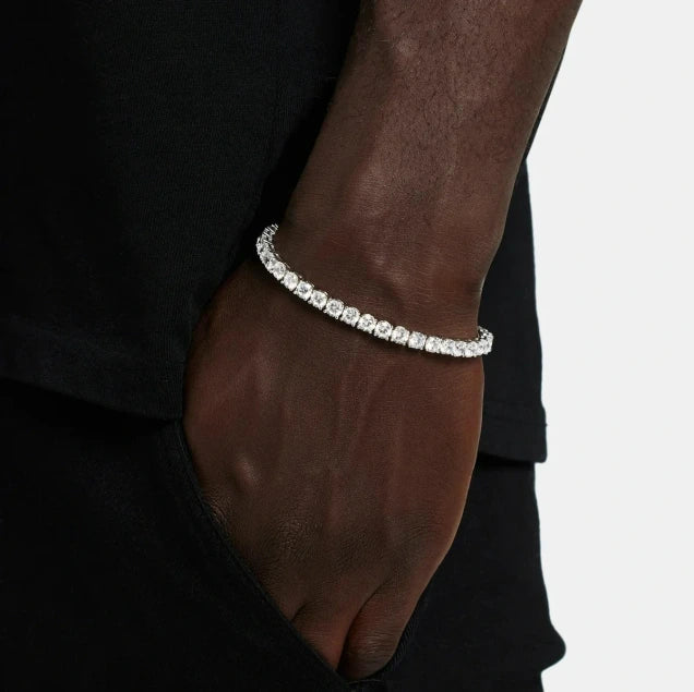 Pulsera de diamantes elegante para hombre ideal para salir de noche.