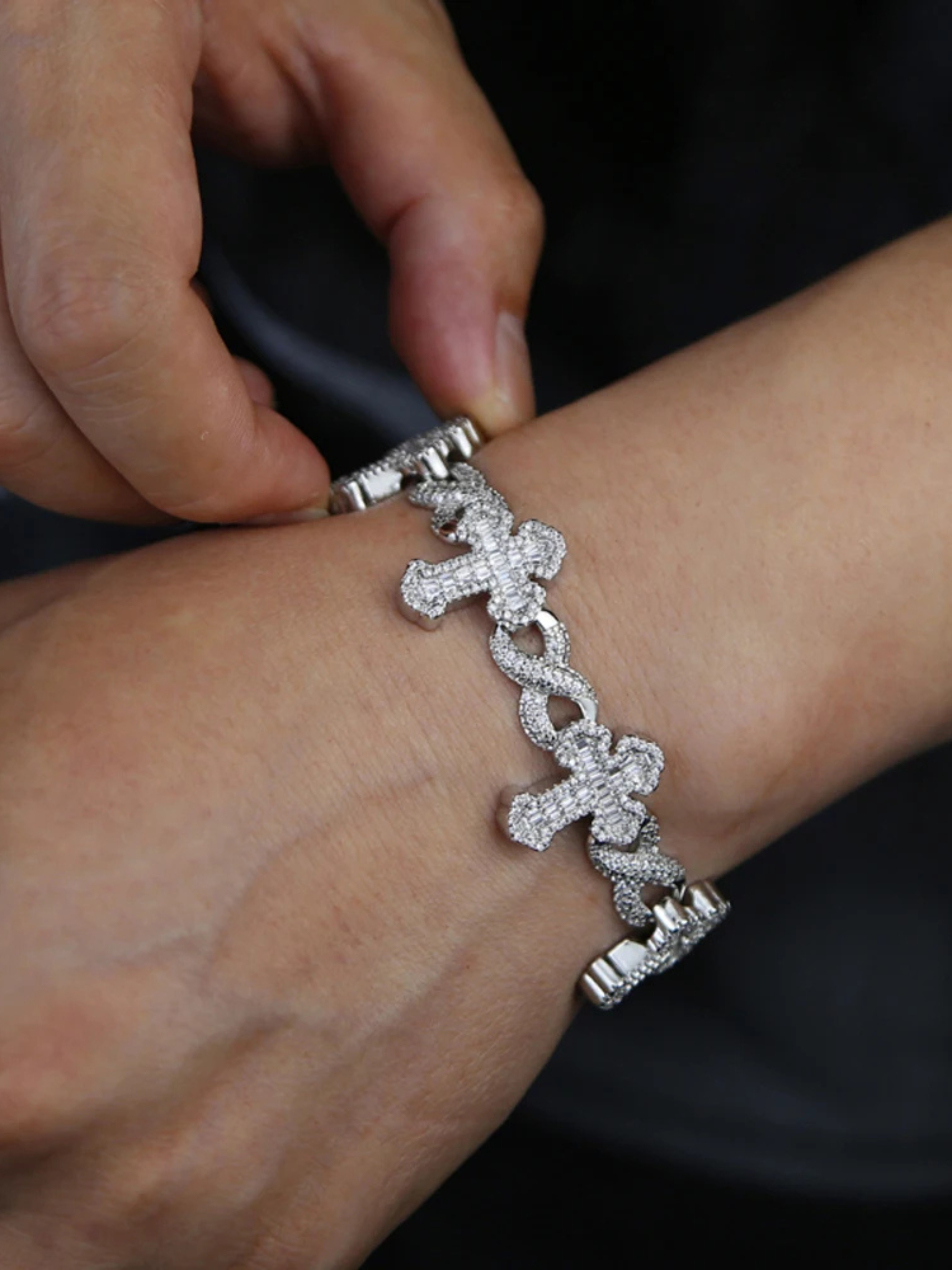 Pulsera Cruces "Trust" - Oro Blanco