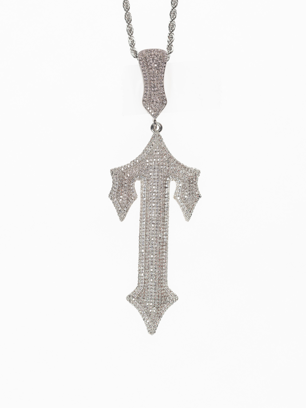 Colgante Trapstar grande en diamantes, el mismo que lleva central cee en oro blanco y diamantes de imitación.