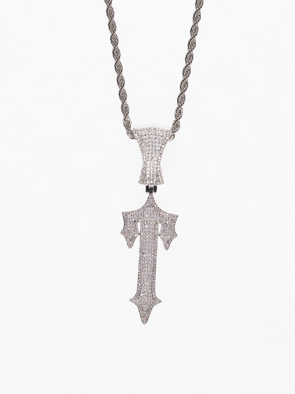 Colgante Trapstar en diamantes, el mismo que lleva central cee en oro blanco y diamantes de imitación.