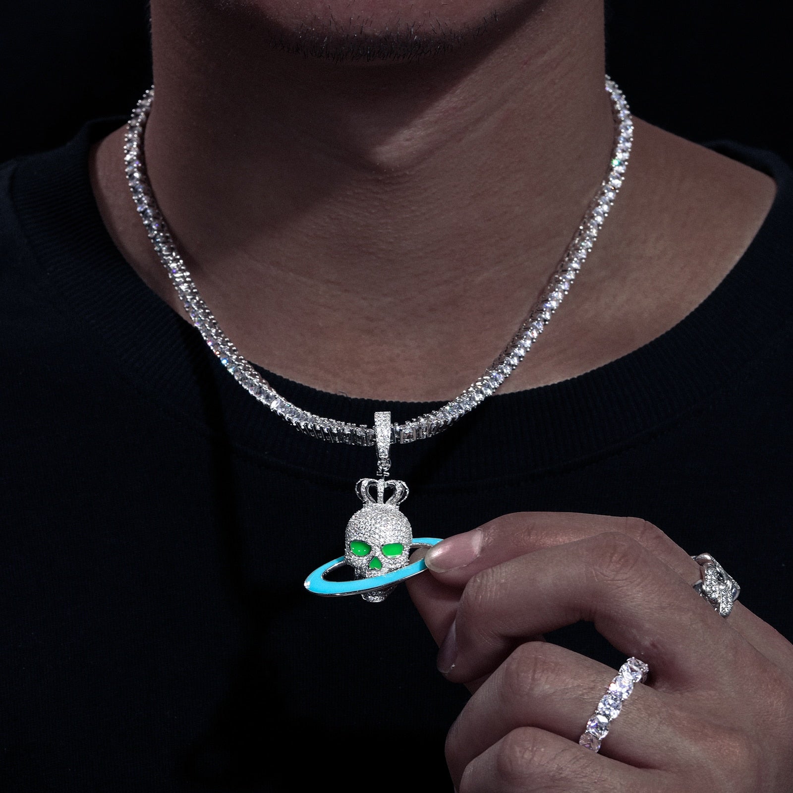 Saturn Skull in 925 Silver with VVS Moisantite glowing in the dark